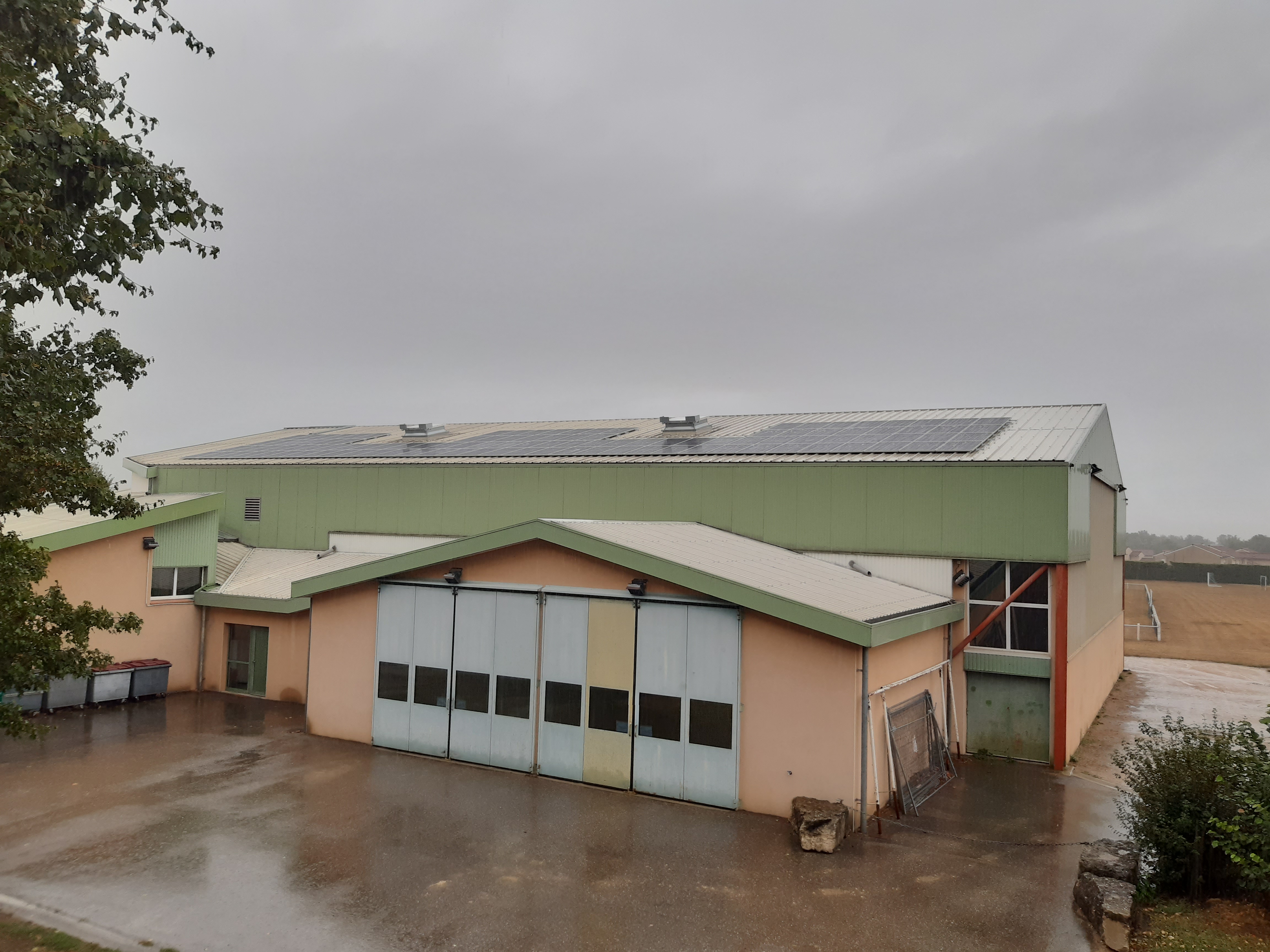 Salle polyvalente sous la pluie